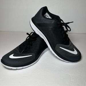 Nike Fitsole Women’s Black and White Running Shoes size 8.5 Athletic Workout